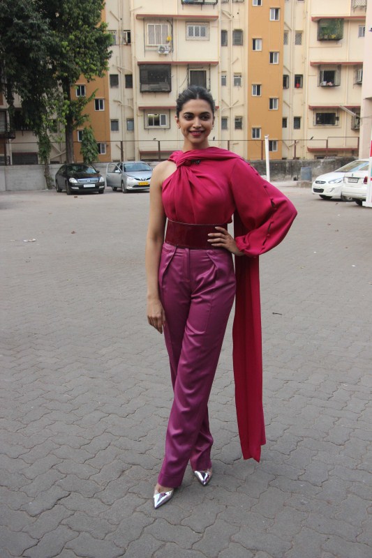 Deepika Padukone promotes her upcoming movie Padmavati. Deepika Padukone,actress Deepika Padukone,Deepika Padukone promotes Padmavati,Padmavati,Padmavati promotion,Padmavati movie promotion,Padmavati promotion pics,Padmavati promotion images,Padmavati promotion stills,Padmavati promotion pictures,Padmavati pro