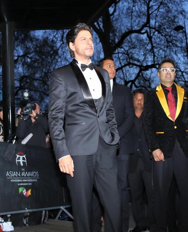 Shah Rukh Khan Wins Outstanding Contribution To Cinema At The Asian Awards Photosimages 