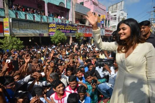 Hebah Patel launches B New Mobile Store at Tenali.