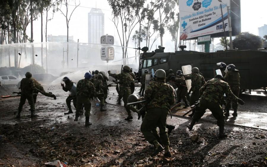 Riot police use stones to disperse the convoy of Kenyan opposition leader Raila Odinga of the National Super Alliance (NASA) coalition as they attempt to access the Uhuru Park grounds upon his return in Nairobi. Kenya,Kenya as violence,Kenyan opposition leader returns,Raila Odinga,Raila Odinga return