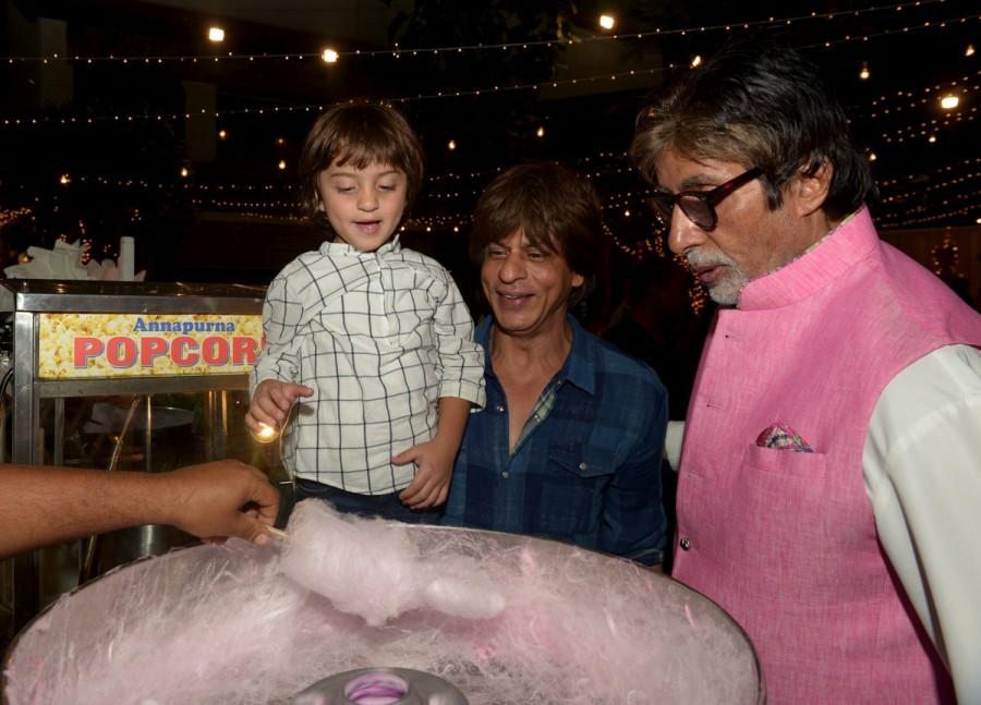 Amitabh Bachchan, Shah Rukh Khan buying AbRam Khan Cotton Candy. Aaradhya birthday bash,aaradhya birthday photos,Aaradhya birthday,Amitabh Bachchan and Shah Rukh Khan,Amitabh Bachchan,Shah Rukh Khan,Amitabh Bachchan and AbRam,Amitabh Bachchan and AbRam Khan,AbRam Khan