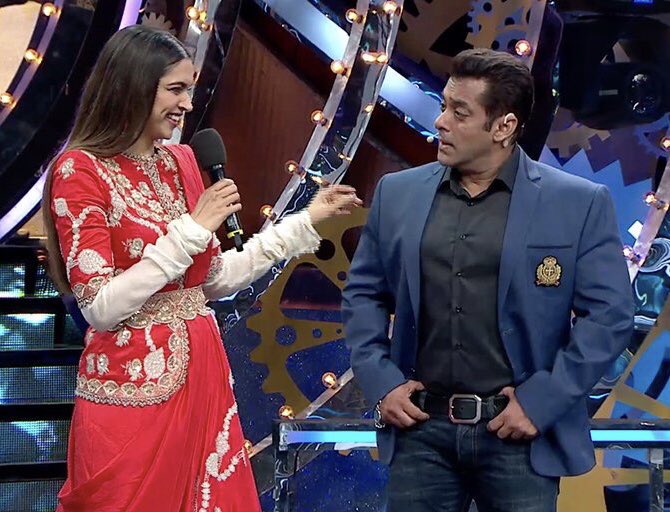 Bollywood Actress Deepika Padukone promotes Padmavati on Salman Khan's Bigg Boss 11. Deepika Padukone,actress Deepika Padukone,Deepika Padukone promotes Padmavati,Deepika Padukone and Salman Khan,Salman Khan,Deepika Padukone in Bigg Boss,Bigg Boss 11,Padmavati