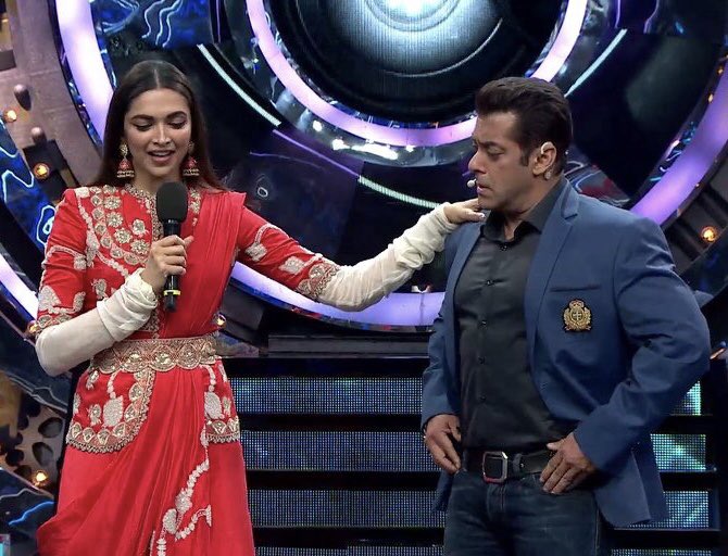 Deepika Padukone performed the Ghoomar song from Padmavati movie with Salman Khan on Bigg Boss 11. Deepika Padukone,actress Deepika Padukone,Deepika Padukone promotes Padmavati,Deepika Padukone and Salman Khan,Salman Khan,Deepika Padukone in Bigg Boss,Bigg Boss 11,Padmavati