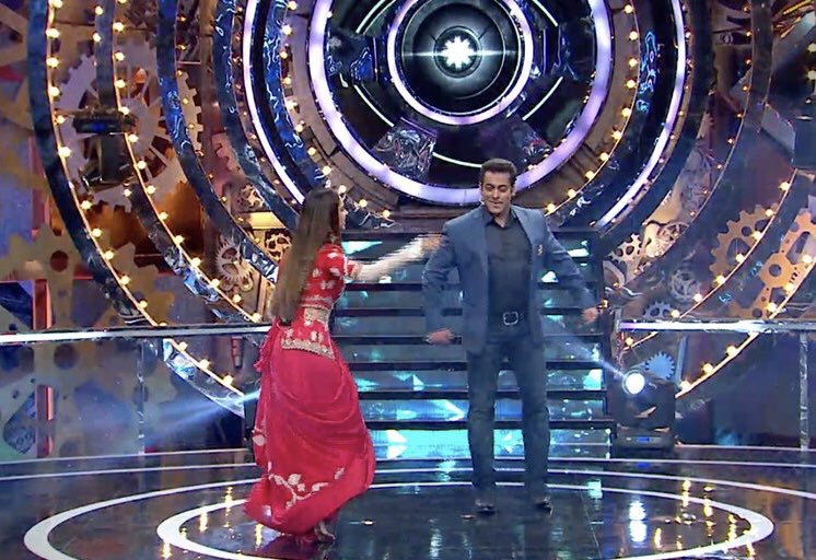 Deepika Padukone and Salman Khan on Bigg Boss 11. Deepika Padukone,actress Deepika Padukone,Deepika Padukone promotes Padmavati,Deepika Padukone and Salman Khan,Salman Khan,Deepika Padukone in Bigg Boss,Bigg Boss 11,Padmavati