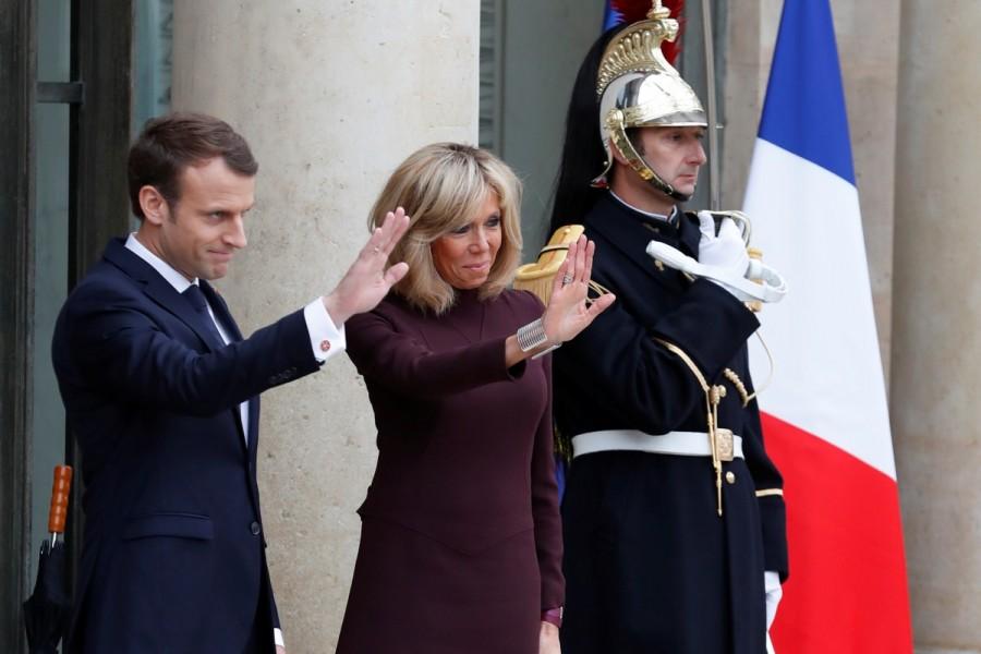 French President Emmanuel Macron and his wife Brigitte wave goodbye to their guests at the Elysee Palace in Paris, France, November 18, 2017. Saad al-Hariri,Lebanon’s Prime Minister Saad al-Hariri,PM Saad al-Hariri,Emmanuel Macron,President Emmanuel Macron,Lebanon