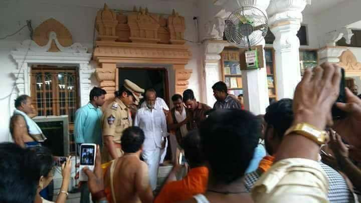 Superstar Rajinikanth makes a surprise visit to Mantralayam. Rajinikanth,Superstar Rajinikanth,Rajinikanth visits Mantralayam,Rajinikanth visits Mantralayam temple,Mantralayam temple,Rajinikanth at Mantralayam temple,2.0,2point0
