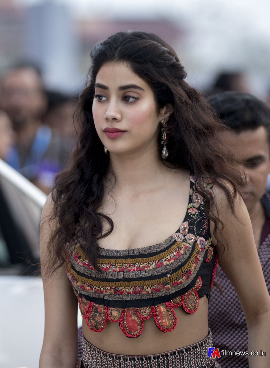 Gorgeous Janhvi Kapoor at the opening ceremony of IFFI 2017 - Photos