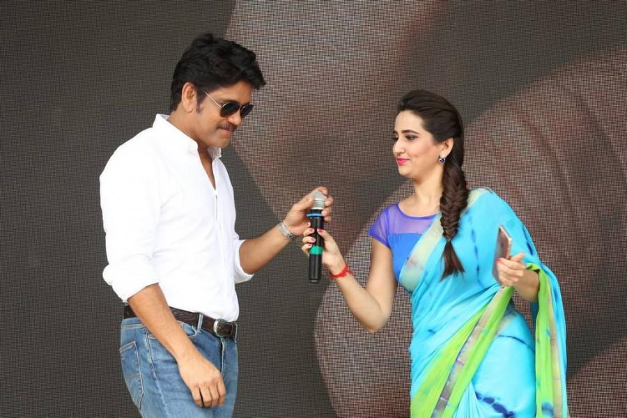 Nagarjuna and Anchor Manjusha at new movie launch. Nagarjuna-Ram Dopal Varma,Nagarjuna,Ram Gopal Varma,Ramgopal Varma’s mother Suryamma,Puri Jagannadh,JD Chakravarthy,Akkineni Venkat,Supriya Yarlagadda,Umapathy Rao Kasturi,Anchor Manjusha