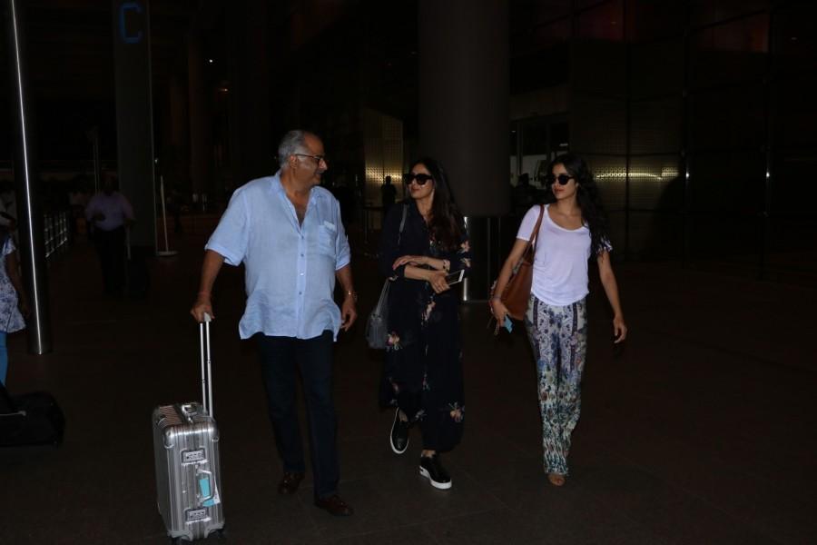 Sridevi along with her husband Boney Kapoor and daughter Janhvi Kapoor at Chhatrapati Shivaji Maharaj International airport in Mumbai. Boney Kapoor,Sridevi,Janhvi,janhvi kapoor,sridevi kapoor,Boney Kapoor spotted at airport,Sridevi Kapoor spotted at airport,Janhvi Kapoor spotted at airport