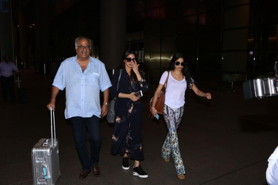 Bollywood actress Sridevi along with her husband Boney Kapoor and daughter Janhvi Kapoor at Chhatrapati Shivaji Maharaj International airport in Mumbai. Boney Kapoor,Sridevi,Janhvi,janhvi kapoor,sridevi kapoor,Boney Kapoor spotted at airport,Sridevi Kapoor spotted at airport,Janhvi Kapoor spotted at airport