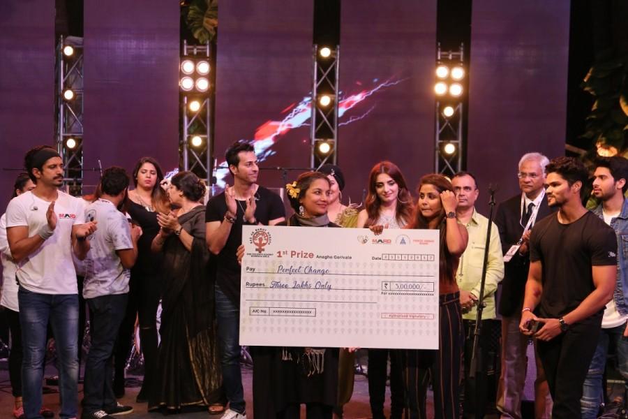 Aamir Khan, Priyanka Chopra, Hrithik Roshan, Shabana Azmi, Vishal Dadlani, Shankar Mahadevan, Richa Chadha, Kriti Sanon and Varun Dhawan have lent their voices to the campaign & supported LALKAAR on social media. Shah Rukh Khan,Farhan Akhtar's Lalkar Concert,Farhan Akhtar,Bill and Melinda Gates Foundation,director Feroz Abbas Khan
