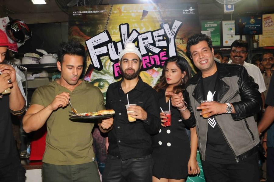 The entire star cast of the team including Varun Sharma, Pulkit Samrat, Ali Fazal, Manjot and Richa Chadha took to the streets to make impromptu visits to the favorite hang out spots of college students. The gang resonated with the fukreypanti of college students and marked visits at the famous eateries in town. Varun Sharma,Pulkit Samrat,Ali Fazal,Richa Chadha,Fukrey Returns,Fukrey Returns promotion,Fukrey Returns movie promotion