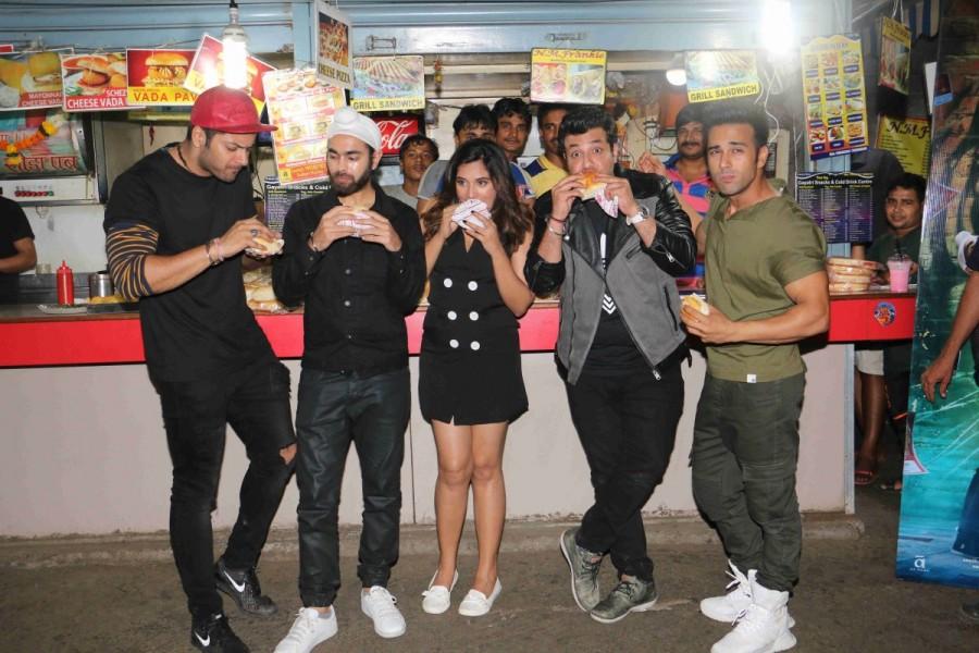 The star cast not only interacted with the fans but also relished the tasty treats. The Fukras visited places like the VJ Cafe, Dheeraj Vadapav, Anand snacks and Jantar Mantar in the suburbs of Mumbai, which are usually flocked by college students. Varun Sharma,Pulkit Samrat,Ali Fazal,Richa Chadha,Fukrey Returns,Fukrey Returns promotion,Fukrey Returns movie promotion