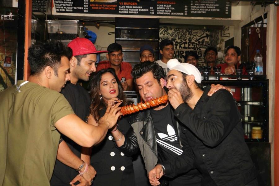 The story of four Fukras trying to make easy money pleased everyone and when the sequel was announced everyone was naturally delighted. While the audience was curious to witness the story of Hunny, Choocha, Lali and Zafar going forward, the trailer of the film added to the excitement. Varun Sharma,Pulkit Samrat,Ali Fazal,Richa Chadha,Fukrey Returns,Fukrey Returns promotion,Fukrey Returns movie promotion