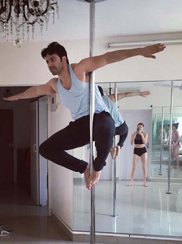 Varun Dhawan learns pole dancing from lovely Jacqueline Fernandez. Judwaa 2,Jacqueline Fernandez,Jacqueline Fernandez and Varun Dhawan,Varun Dhawan,Jacqueline Fernandez Pole Dancing,Varun Dhawan Pole Dancing
