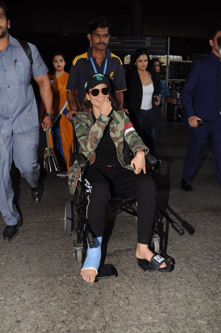 Kangana Ranaut injured her leg while shooting in Jodhpur yesterday during Manikarnika shooting. Kangana Ranaut,actress Kangana Ranaut,Kangana Ranaut injured,Kangana Ranaut on the sets of Manikarnika,Manikarnika,Manikarnika: The Queen of Jhansi,Kangana Ranaut in wheelchair,Kangana Ranaut on wheelchair