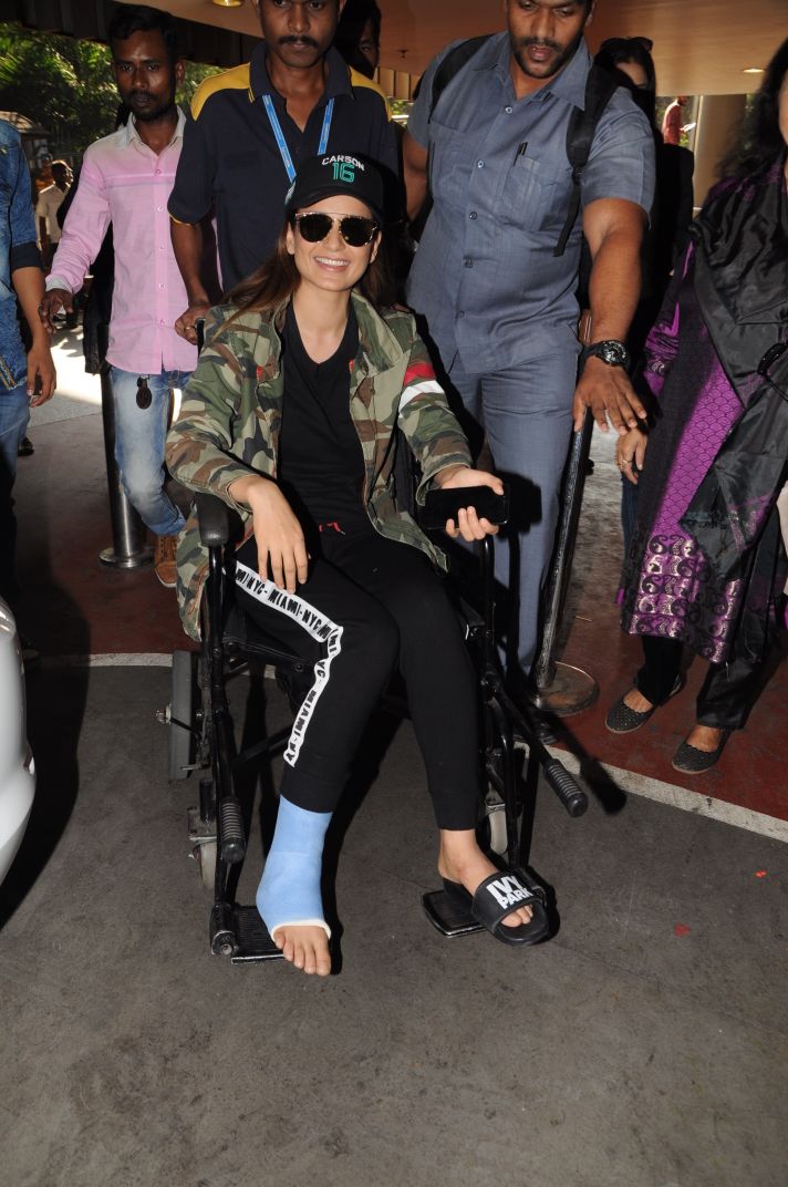 Injured!! Jhansi Ki Rani aka Kangana Ranaut in a wheelchair! Kangana Ranaut,actress Kangana Ranaut,Kangana Ranaut injured,Kangana Ranaut on the sets of Manikarnika,Manikarnika,Manikarnika: The Queen of Jhansi,Kangana Ranaut in wheelchair,Kangana Ranaut on wheelchair