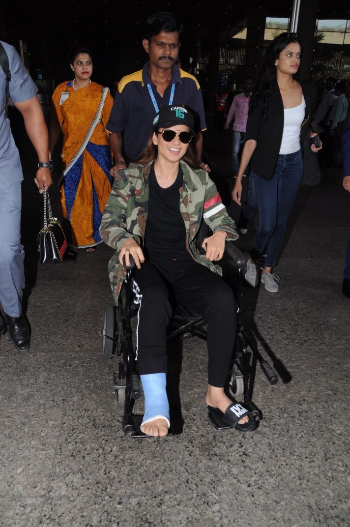 Doctors advice her to take rest for few days. Kangana Ranaut,actress Kangana Ranaut,Kangana Ranaut injured,Kangana Ranaut on the sets of Manikarnika,Manikarnika,Manikarnika: The Queen of Jhansi,Kangana Ranaut in wheelchair,Kangana Ranaut on wheelchair