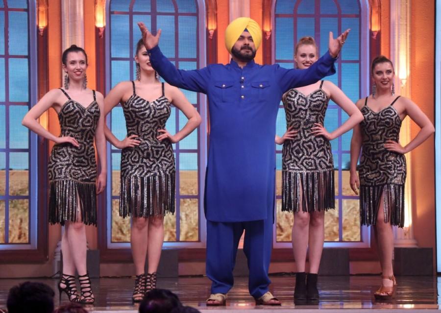 Navjot Singh Sidhu shakes his leg. Kapil Sharma,The Kapil Sharma show,Oye Firangi for Sony,Firangi for Sony,Oye Firangi,Comedian Kapil Sharma