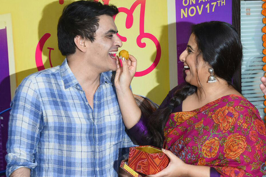 Manav Kaul and Vidya Balan at Tumhari Sulu success meet. Tumhari Sulu success meet,Tumhari Sulu,Vidya Balan,Manav Kaul,producer Atul Kasbekar,Tumhari Sulu success meet pics,Tumhari Sulu success meet images,Tumhari Sulu success meet stills,Tumhari Sulu success meet pictures,Tumhari Sulu success meet photos