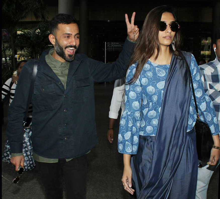 Sonam Kapoor and Anand Ahuja return from Singapore. Sonam Kapoor,actress Sonam Kapoor,Sonam Kapoor boyfriend,sonam kapoor boyfriend anand ahuja,Anand Ahuja,Sonam Kapoor spotted at airport,Sonam Kapoor at airport