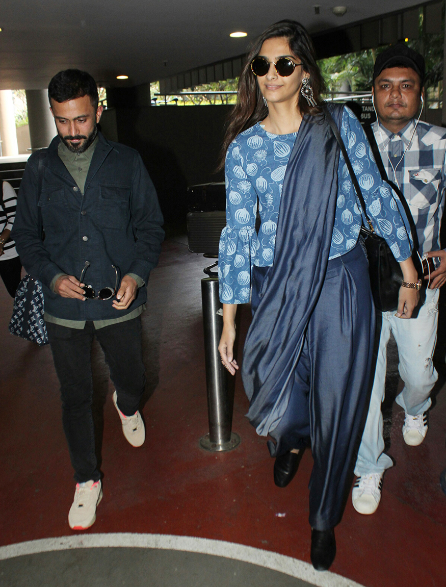 Sonam Kapoor was spotted with Anand Ahuja at Mumbai airport on November 22, 2017. Sonam Kapoor,actress Sonam Kapoor,Sonam Kapoor boyfriend,sonam kapoor boyfriend anand ahuja,Anand Ahuja,Sonam Kapoor spotted at airport,Sonam Kapoor at airport