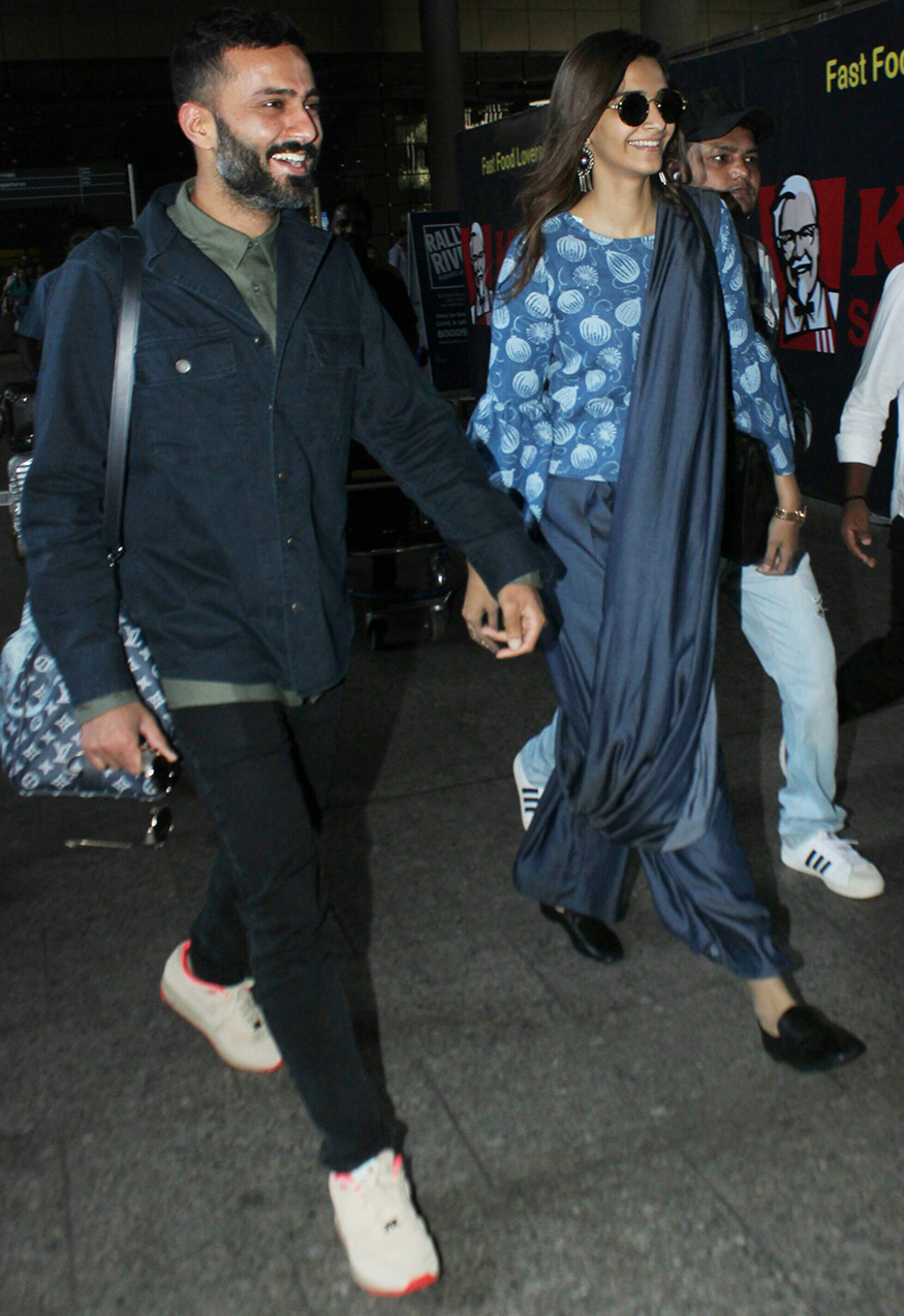 Sonam Kapoor and Anand Ahuja spotted at Mumbai airport on November 22, 2017. Sonam Kapoor,actress Sonam Kapoor,Sonam Kapoor boyfriend,sonam kapoor boyfriend anand ahuja,Anand Ahuja,Sonam Kapoor spotted at airport,Sonam Kapoor at airport