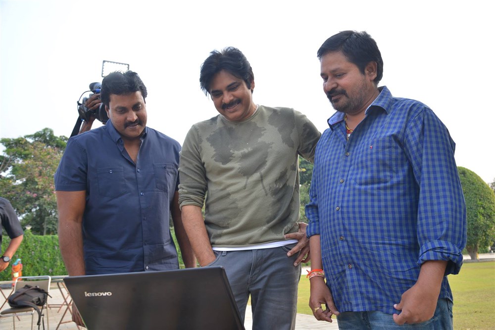 Pawan Kalyan launched the First Look Teaser of Sunil-starrer '2 Countries'. Sunil,Sunil 2 Countries Teaser,2 Countries Teaser,2 Countries,2 Countries Teaser launch,Pawan Kalyan,actor Pawan Kalyan,Pawan Kalyan launches 2 Countries Teaser