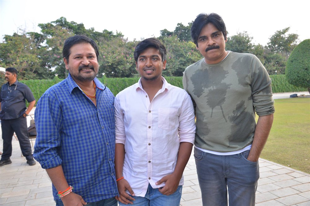 The teaser of actor Sunil and Manisha Raj starrer Two Countries was launched by Power Star Pawan Kalyan. Sunil,Sunil 2 Countries Teaser,2 Countries Teaser,2 Countries,2 Countries Teaser launch,Pawan Kalyan,actor Pawan Kalyan,Pawan Kalyan launches 2 Countries Teaser