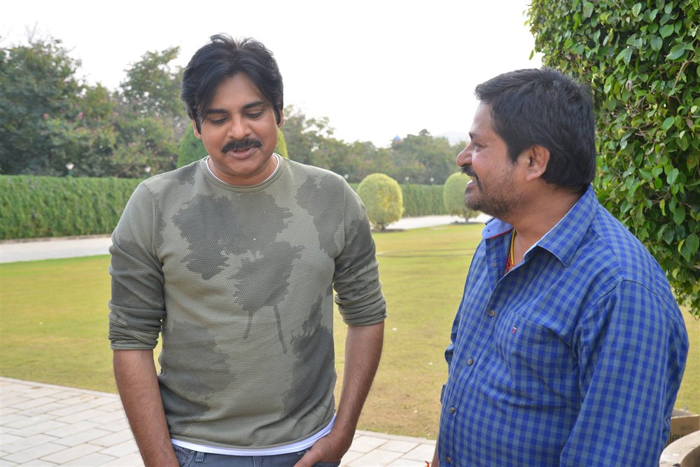 The teaser of Sunil and Manisha Raj starrer 'Two Countries' was launched by Power Star Pawan Kalyan on Friday. Sunil,Sunil 2 Countries Teaser,2 Countries Teaser,2 Countries,2 Countries Teaser launch,Pawan Kalyan,actor Pawan Kalyan,Pawan Kalyan launches 2 Countries Teaser