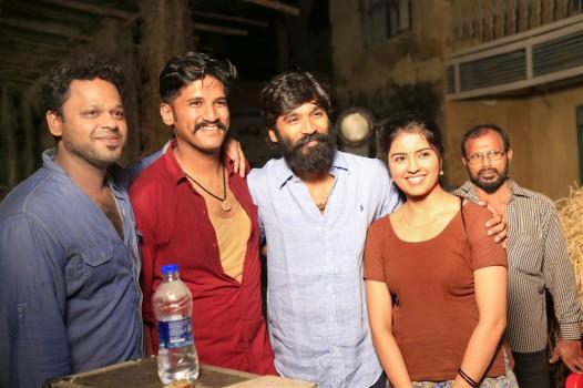 Dhanush visits Padai Veeran movie sets. Vijay Yesudas, Amritha, Director Dhana, Cinematographer Rajavel Mohan at the spot.
