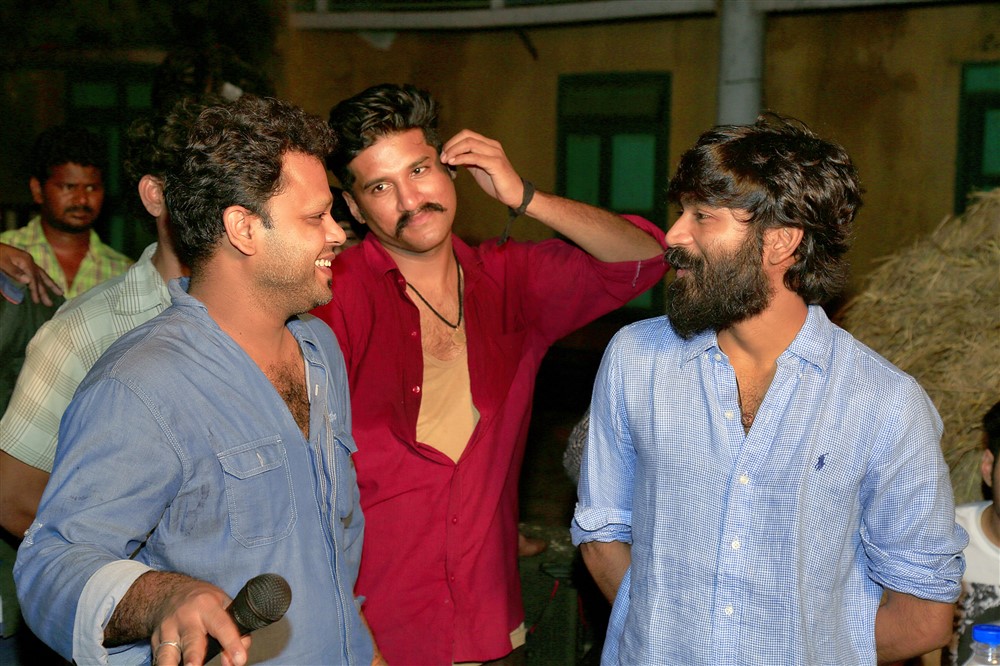 Dhana, Vijay Yesudas, Dhanush spotted at Padai Veeran sets. Dhanush,actor Dhanush,Padai Veeran,Padai Veeran on the sets,Dhanush visits Padai Veeran,Dhanush visits Padai Veeran sets,Vijay Yesudas,Amritha,Dhana,Rajavel Mohan