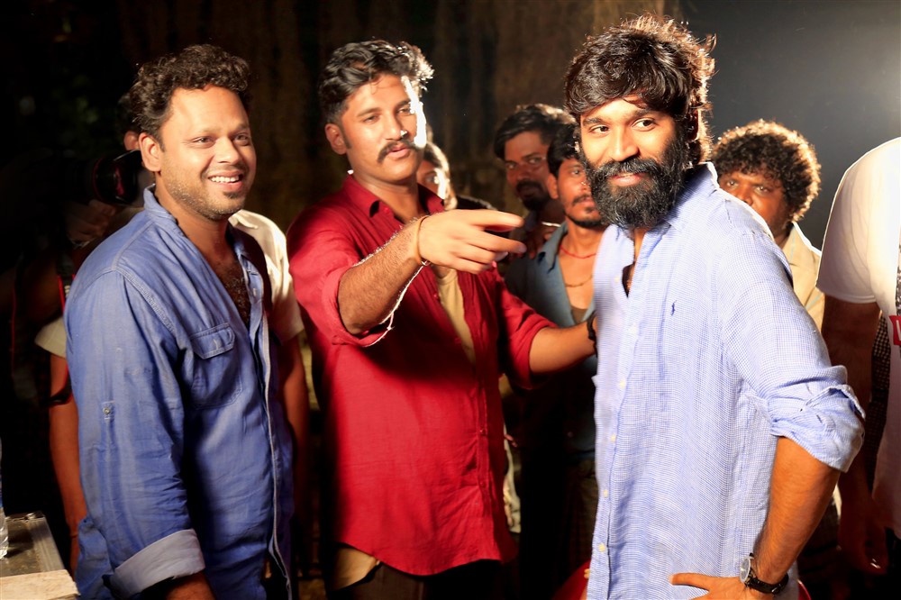 Dhana, Vijay Yesudas, Dhanush snapped at Padai Veeran sets. Dhanush,actor Dhanush,Padai Veeran,Padai Veeran on the sets,Dhanush visits Padai Veeran,Dhanush visits Padai Veeran sets,Vijay Yesudas,Amritha,Dhana,Rajavel Mohan