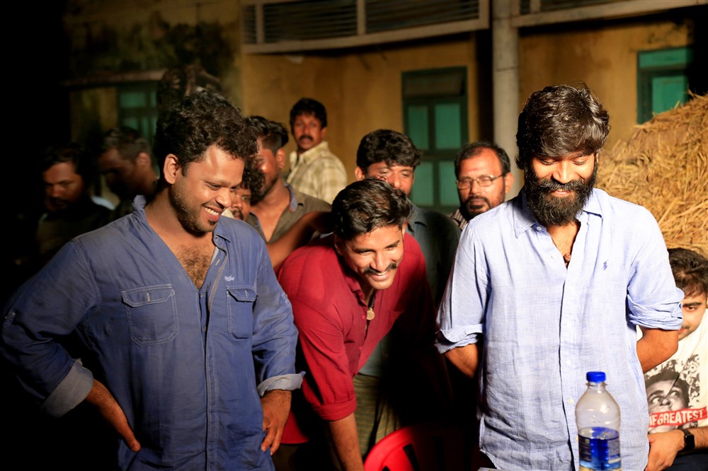 Dhana, Vijay Yesudas, Dhanush at Padai Veeran sets. Dhanush,actor Dhanush,Padai Veeran,Padai Veeran on the sets,Dhanush visits Padai Veeran,Dhanush visits Padai Veeran sets,Vijay Yesudas,Amritha,Dhana,Rajavel Mohan