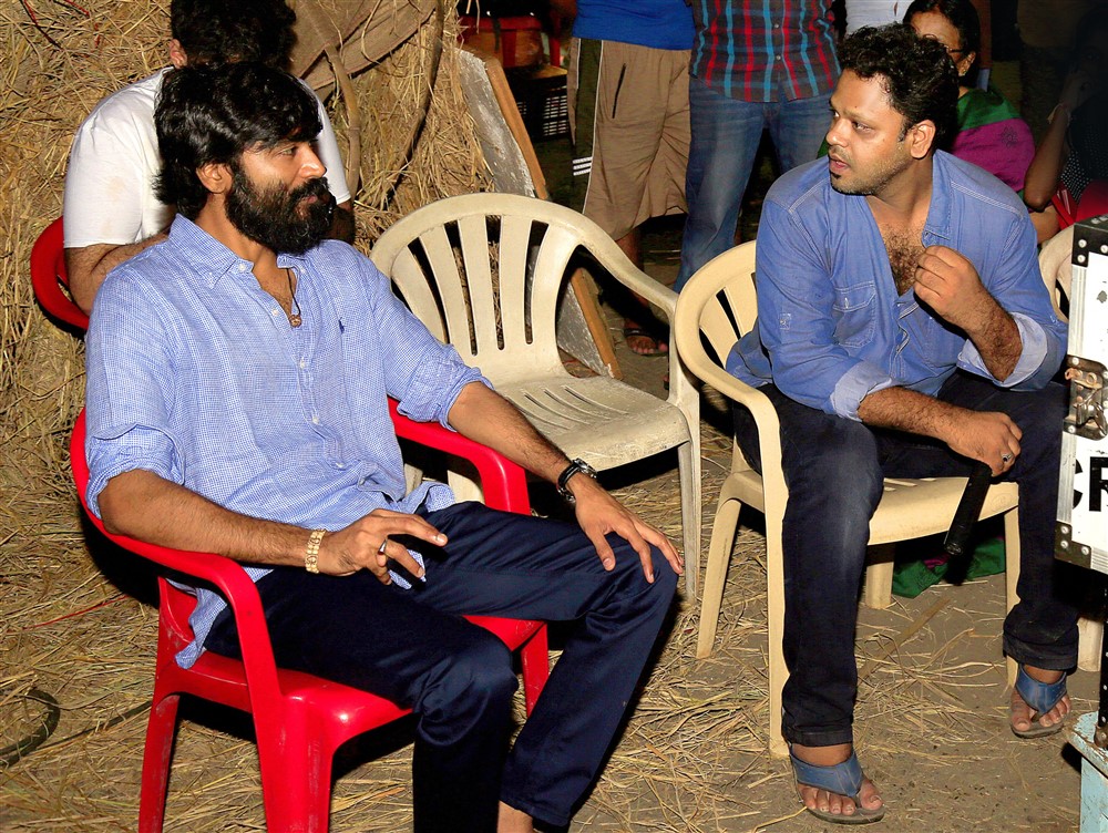 South Indian film actor Dhanush visits Padai Veeran movie sets. Dhanush,actor Dhanush,Padai Veeran,Padai Veeran on the sets,Dhanush visits Padai Veeran,Dhanush visits Padai Veeran sets,Vijay Yesudas,Amritha,Dhana,Rajavel Mohan