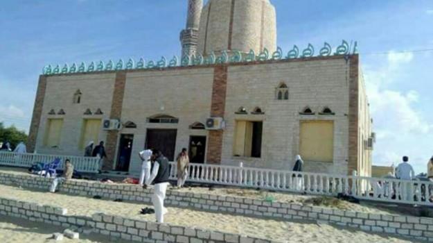 The Egyptian airstrikes hit a number of vehicles of militants involved in the deadly attack on a mosque in North Sinai province that left 270 killed, said an Egyptian military spokesman in a statement on Friday. 
