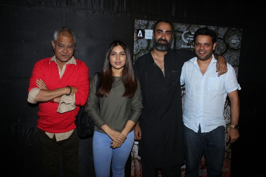 Sanjay Mishra, Bhumi Pednekar, Ranvir Shorey and Sharat Katariya at a special screening of Kadvi Hawa at Lightbox. Ranvir Shorey,Bhumi Pednekar,Tillotama Shome,Sanjay Mishra,Nila Mahdab Panda,Kadvi Hawa special screening,Kadvi Hawa,Kadvi Hawa special screening pics,Kadvi Hawa special screening images,Kadvi Hawa special screening stills