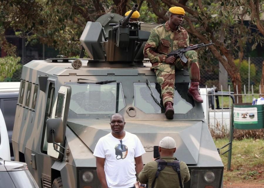 Soldiers stand guard outside a meeting of the ruling ZANU-PF party in Harare, Zimbabwe November 19, 2017. Zimbabwe's ruling party,Robert Mugabe,Zimbabwe's ruling party fires Robert Mugabe,Zimbabwe President Robert Mugabe