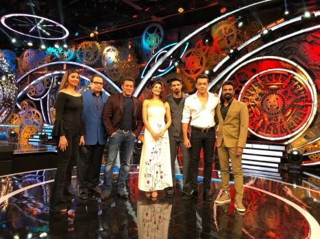 Salman introduces his eclectic team of Race 3, on Bigg Boss 11's Weekend ka Vaar, which is the most watched show during the weekend by the audience. He even shared a picture from the set of Big Boss on Twitter with the caption, “Race 3 team at the Bigg Boss House.