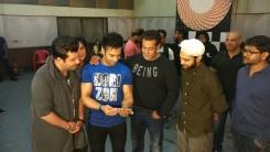 Salman Khan aka Bhai Jaan of Bollywood made an impromptu visit to the 'Furey Returns' team at Mehboob Studios in Mumbai. The Superstar not only had a chat with the Fukras but also gave a thumbs up to the upcoming song 'Tu Mera Bhai Nahi' from 'Fukrey Returns'. Pulkit Samrat, Varun Sharma, Richa Chadha and Manjot Singh were currently busy in promotions of the film, while the Superstar Salman Khan surprised everyone with his impromptu visit at Mehboob studios.