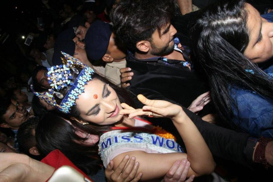 Manushi Chhillar gets glorious welcome at Mumbai Airport. Miss World Manushi Chhillar,Manushi Chhillar,Miss World 2017 Manushi Chhillar,Manushi Chhillar returns India,Manushi Chhillar spotted at Mumbai airport,Manushi Chhillar spotted at airport,Manushi Chhillar at airport