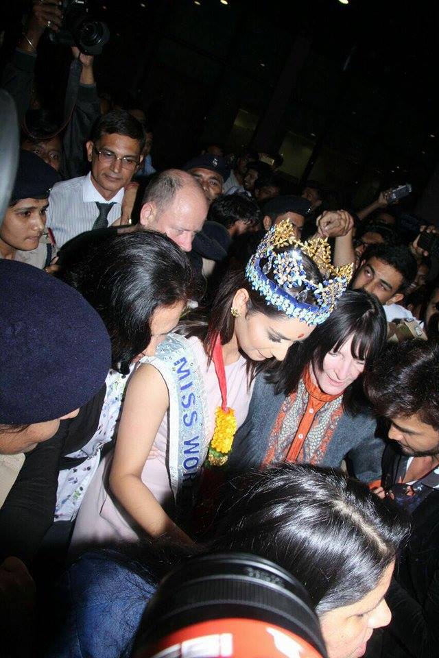 Miss World 2017 Manushi Chhillar gets glorious welcome at Chhatrapati Shivaji International Airport in Mumbai. Miss World Manushi Chhillar,Manushi Chhillar,Miss World 2017 Manushi Chhillar,Manushi Chhillar returns India,Manushi Chhillar spotted at Mumbai airport,Manushi Chhillar spotted at airport,Manushi Chhillar at airport