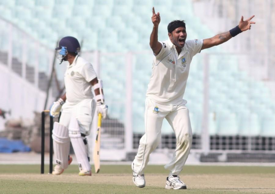 Indian bowlers hunted in packs, with all of them getting into wickets column. Ravichandran Ashwin (3/50), Ravindra Jadeja (2/25), Ishant Sharma (2/43) and Umesh Yadav (1/23). Resuming the day at 21/1, Sri Lanka kept losing wickets at regular intervals. Two overnight batsmen Dimuth Karunaratne (18) and Lahiru Thirimanne (23) lacked patience in the morning at the Vidarbha Cricket Association Stadium. India vs Sri Lanka,India vs Sri Lanka 2017,India vs Sri Lanka 2nd Test,Sri Lanka to 145/8