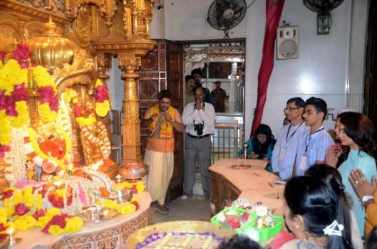Newly-crowned Miss World 2017 Manushi Chhillar and her family members on Monday offered prayers at the Siddhivinayak Temple at Prabhadevi here, an official said.