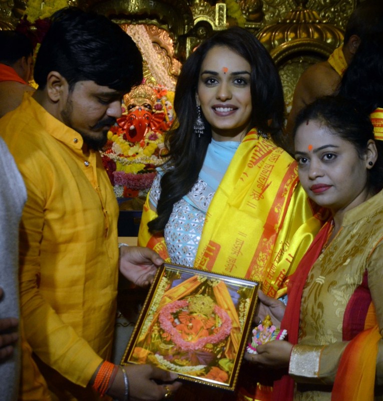 Later, Manushi tweeted: "Seeking blessings from Lord Ganesha at the Siddhivinayak Temple in Dadar (Prabhadevi), Mumbai. So much positivity around the place." Miss World 2017 Manushi Chhillar,Manushi Chhillar,Manushi Chhillar at Siddhivinayak Temple,Manushi Chhillar offers prayers,Miss World 2017,Miss World Manushi Chhillar
