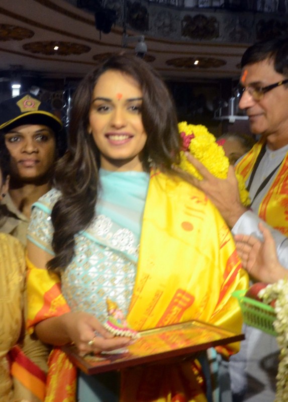 The medical student from Haryana -- who brought the coveted crown to India after 16 years -- was clad in a simple light blue ghaghra-choli-dupatta, and sported shining gold-and-saffron stole, and a large 'tilak' on her forehead. Miss World 2017 Manushi Chhillar,Manushi Chhillar,Manushi Chhillar at Siddhivinayak Temple,Manushi Chhillar offers prayers,Miss World 2017,Miss World Manushi Chhillar