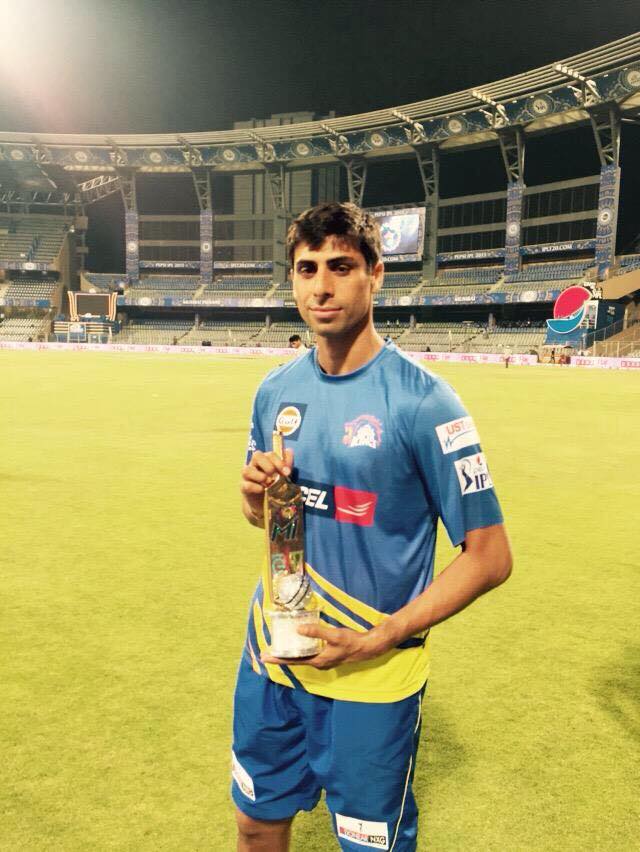 Ashish Nehra - Man of the Match Chennai Super Kings vs Mumbai Indian 2015,IPL 2015,Chennai Super Kings,Mumbai Indians,Indian Premier League,Indian Premier League 2015,ipl photos,ipl pics,MI vs CSK,IPL 2015 - Match 12,ms dhoni,suresh raina,rohith sharma,IPL8