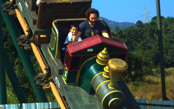 Aamir Khan, Kiran Rao ring in Azad's 6th Birthday at a Theme Park. Aamir Khan and Kiran Rao,Aamir Khan,Kiran Rao,Azad Rao Khan,Azad Rao Khan 6th birthday,Azad Rao Khan birthday,Azad Rao Khan birthday celebration,Azad Rao Khan birthday celebration pics,Azad Rao Khan birthday celebration images,Azad Rao Khan birthday celeb