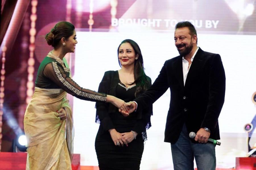 The actor amongst the survey has emerged out to be the most popular India star in the territory. Sanjay Dutt,Maanayata,maanayata dutt,Sanjay Dutt & Maanayat,Asian Vision Awards,most popular Indian star