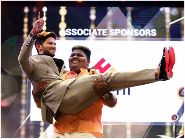 Vaishnav Gireesh liftes Dulquer Salmaan at Asiavision Movie Awards 2017. Asiavision Movie Awards 2017,Asiavision Movie Awards,Deepika Padukone,Sanjay Dutt,Dulquer Salmaan,Asiavision Movie Awards pics,Asiavision Movie Awards images,Asiavision Movie Awards stills,Asiavision Movie Awards pictures,Asiavision Movie Awards photos